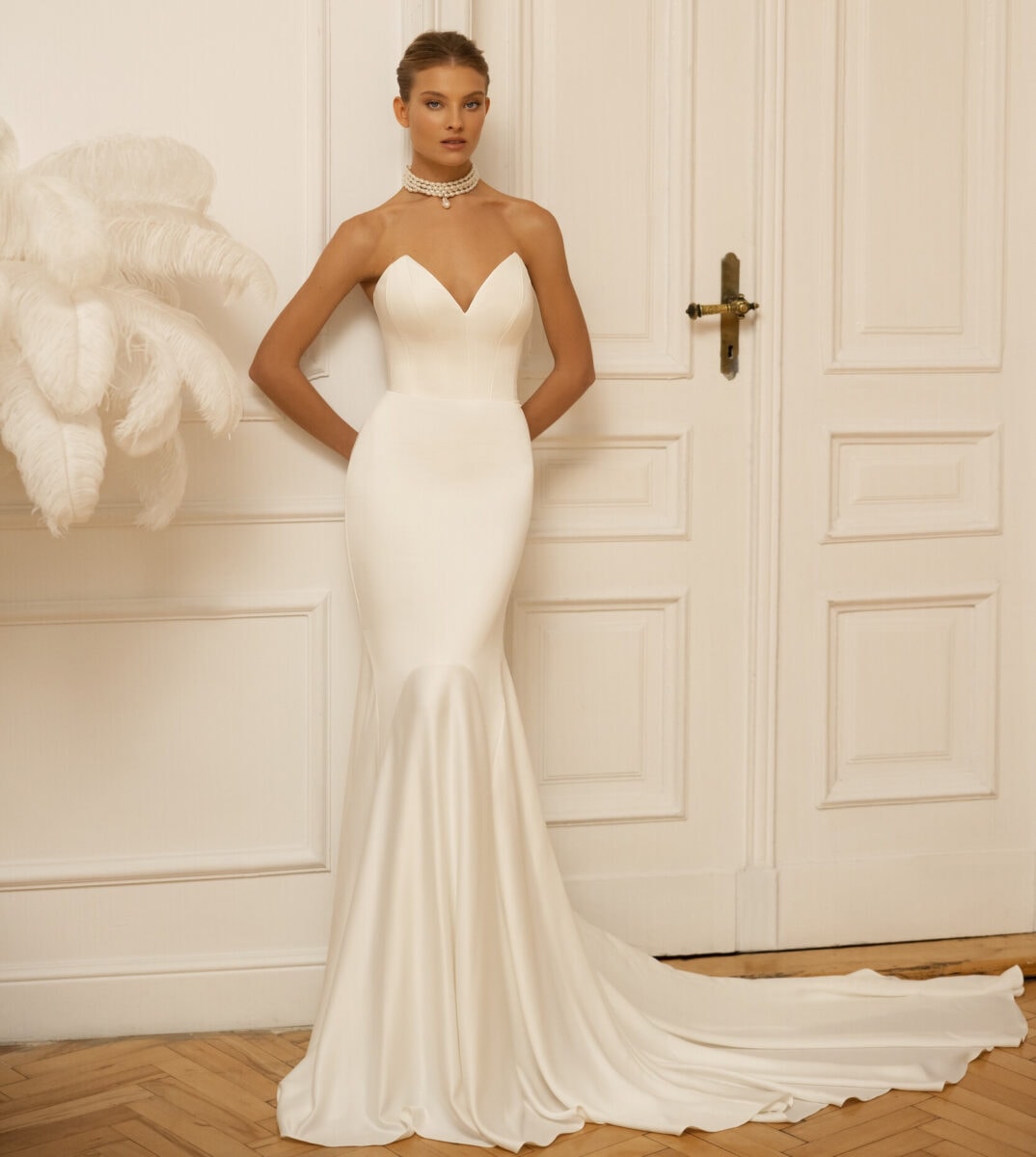 Augusta face Eva Lendel robe de mariée sirène satin bustier coeur traîne boutique de robes de mariée Paris