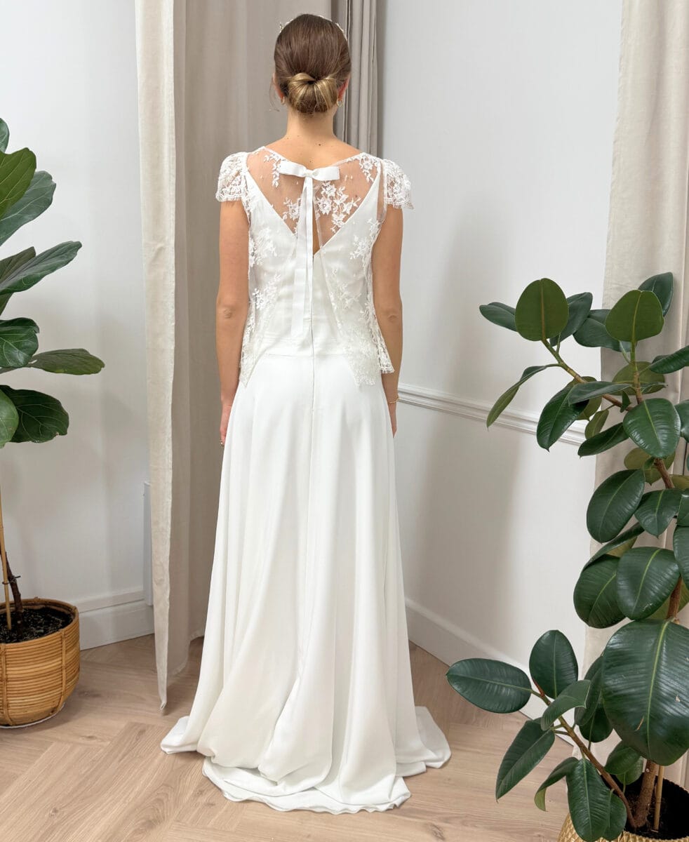 Bouquet dos robe de mariée fluide trapèze mousseline trapèze traîne top dentelle manchettes boutique de robes de mariée Paris
