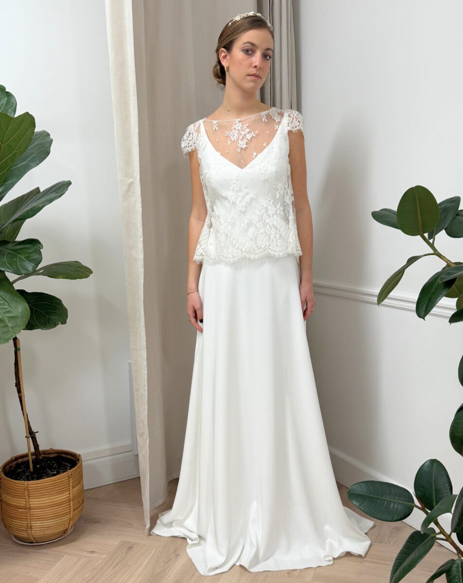 Bouquet face robe de mariée fluide trapèze mousseline trapèze traîne top dentelle manchettes boutique de robes de mariée Paris