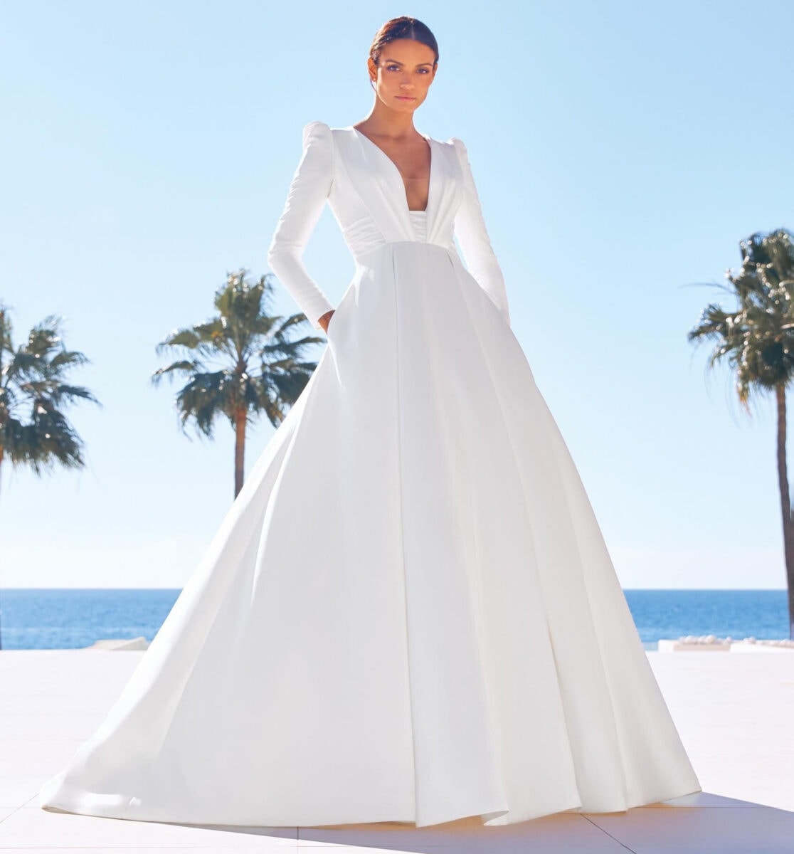 Cadence face Pronovias robe de mariée princesse mikado décolleté V manches longues traîne magasin de robes de mariée Annecy