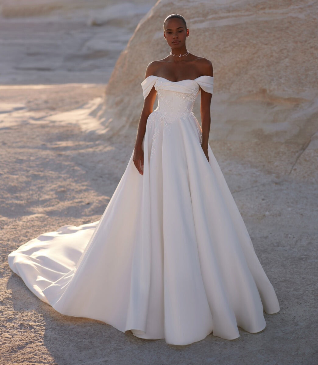 Chabli face Eva Lendel robe de mariée princesse mikado satin bustier décolleté drapé manchettes traîne boutique de robes de mariée Paris