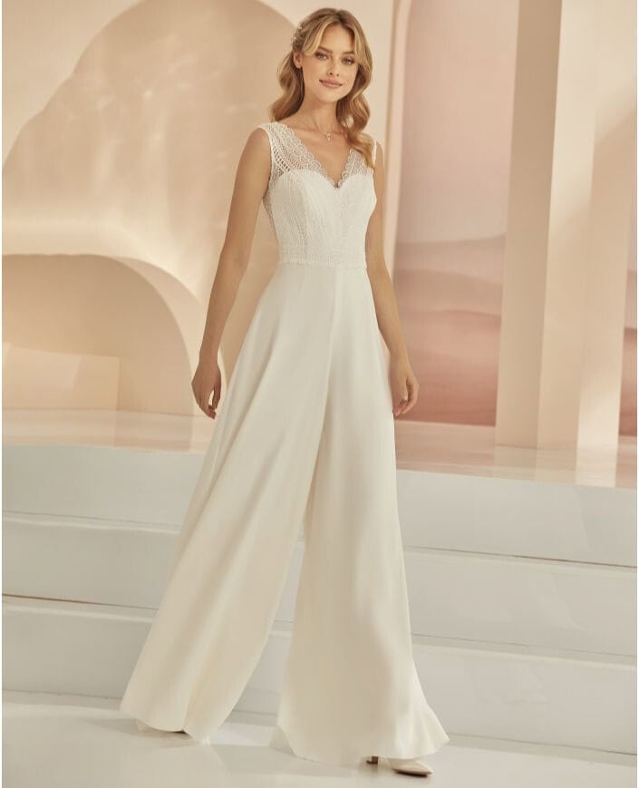 Danube face Bianco Evento combinaison de mariée fluide crêpe mousseline top décolleté V bretelles larges dentelle boutique de tenues de mariage Paris