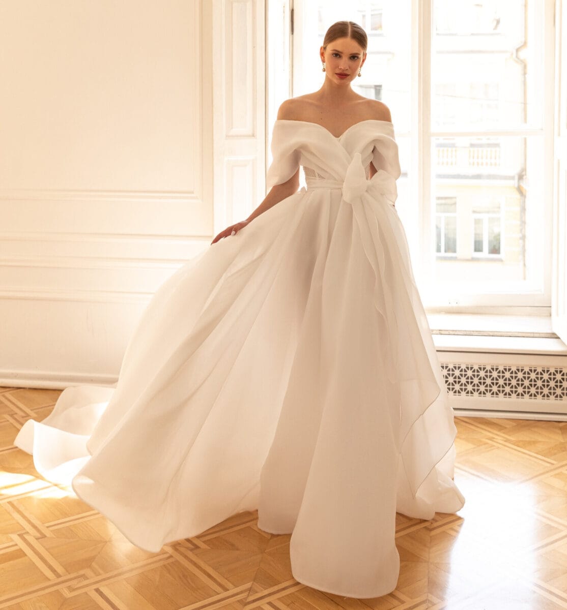 Darling face Eva Lendel robe de mariée princesse organza décolleté cache coeur manchettes larges ceinture noeud traîne magasin de robes de mariée Paris