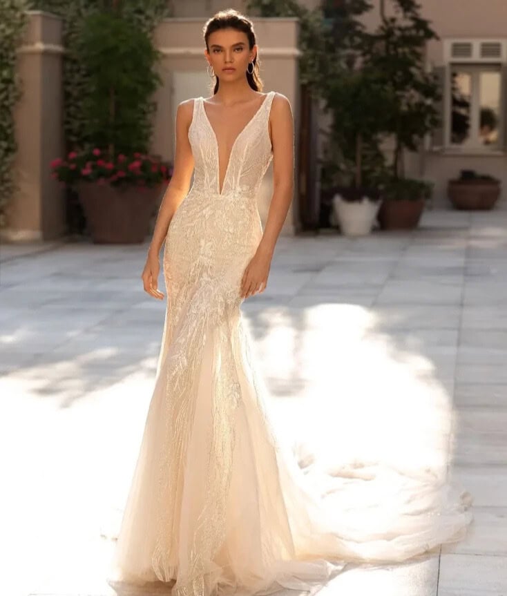 Delighta face Pollardi robe de mariée sirène dentelle pailleté top décolleté profond bretelles traîne magasin de robes de mariée Paris