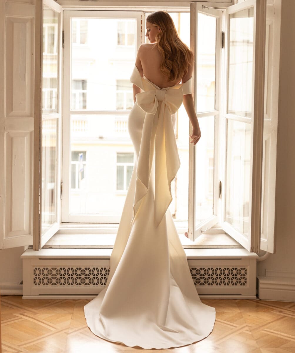 Delphi dos Eva Lendel robe de mariée sirène col bateau noeud dos traîne magasin de robes de mariée Paris