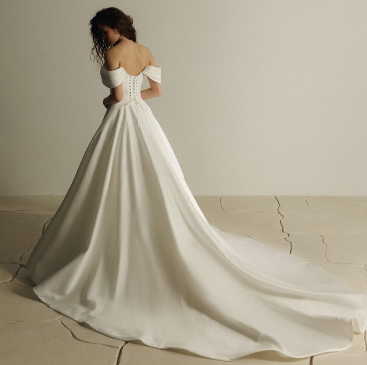 Devon dos Eva Lendel robe de mariée princesse mikado bustier laçage manchettes traîne magasin de robes de mariée Paris