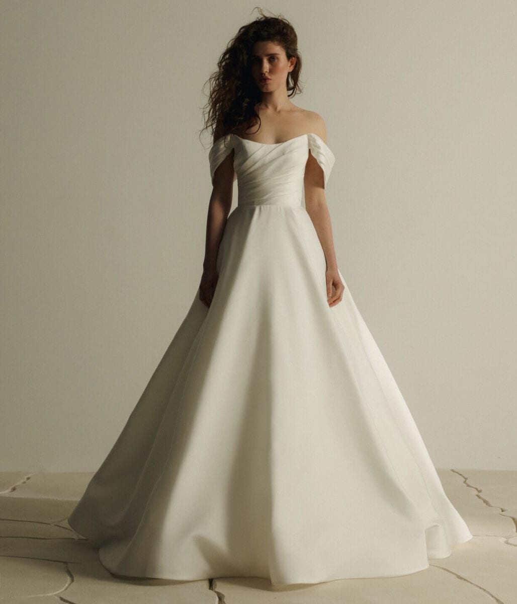 Devon face Eva Lendel robe de mariée princesse mikado bustier droit drapé manchettes traîne boutique de robes de mariée Paris.