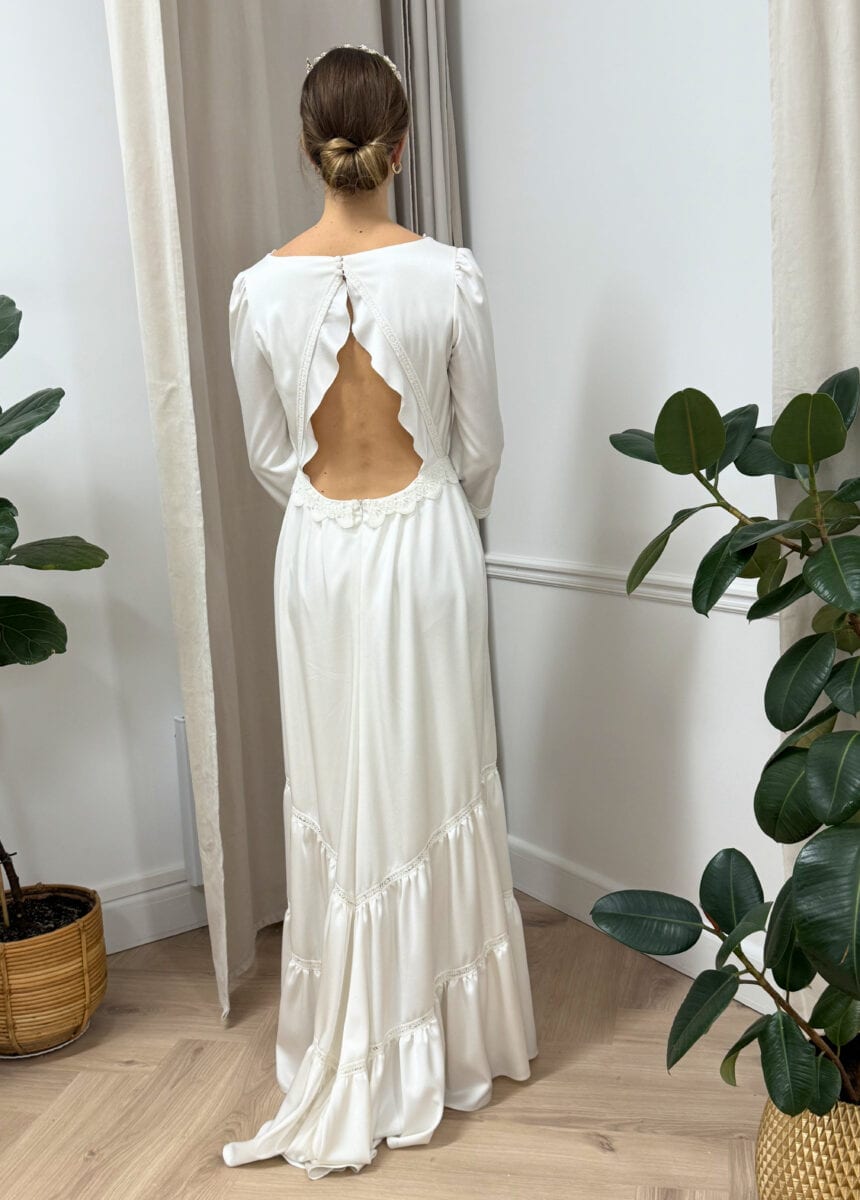 Esmeralda dos Mademoiselle'O robe de mariée bohème champêtre fluide satin décolleté V manches 3:4 boutique de robes de mariée Paris