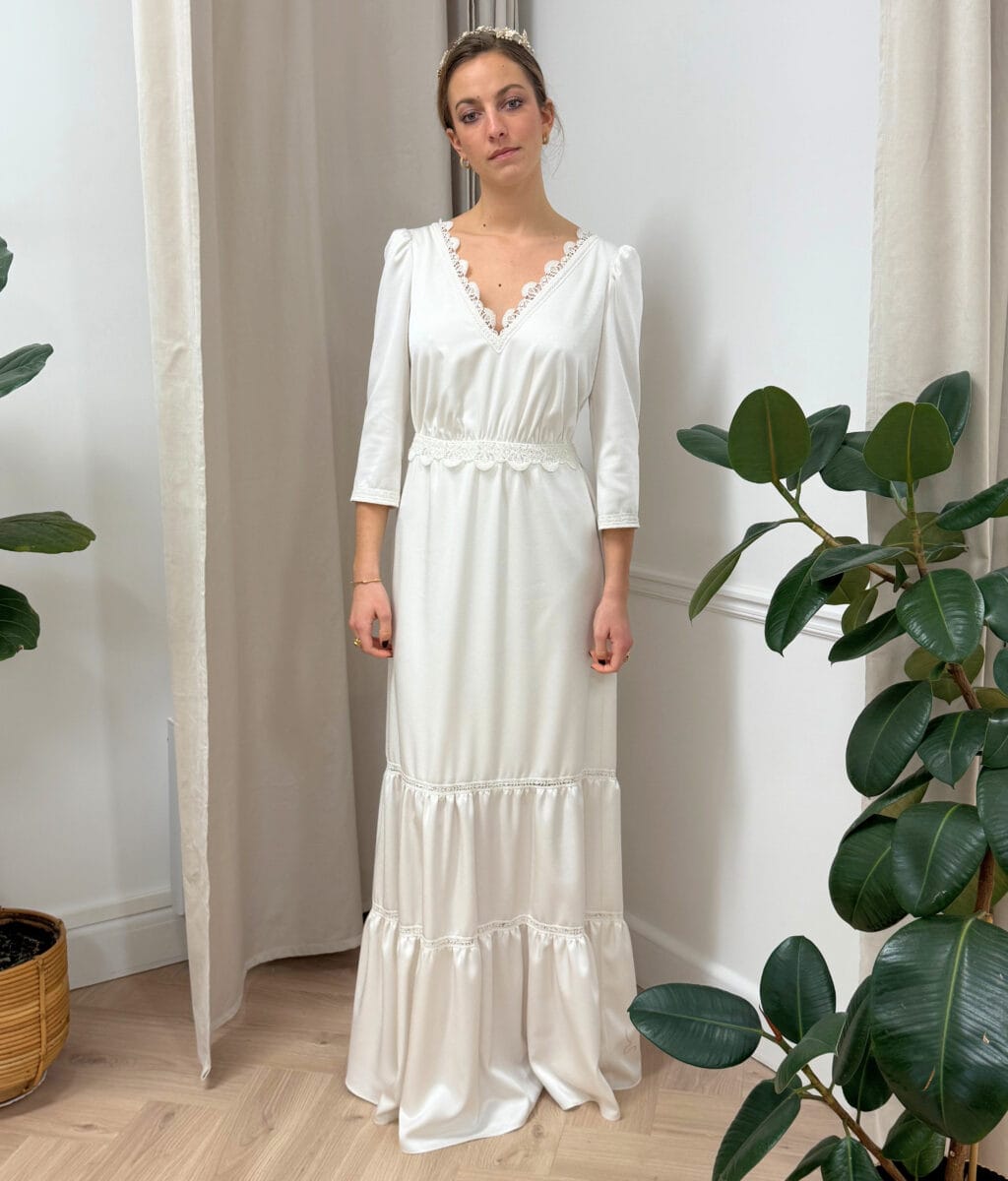 Esmeralda face Mademoiselle'O robe de mariée bohème champêtre fluide satin décolleté V manches 3:4 boutique de robes de mariée Paris