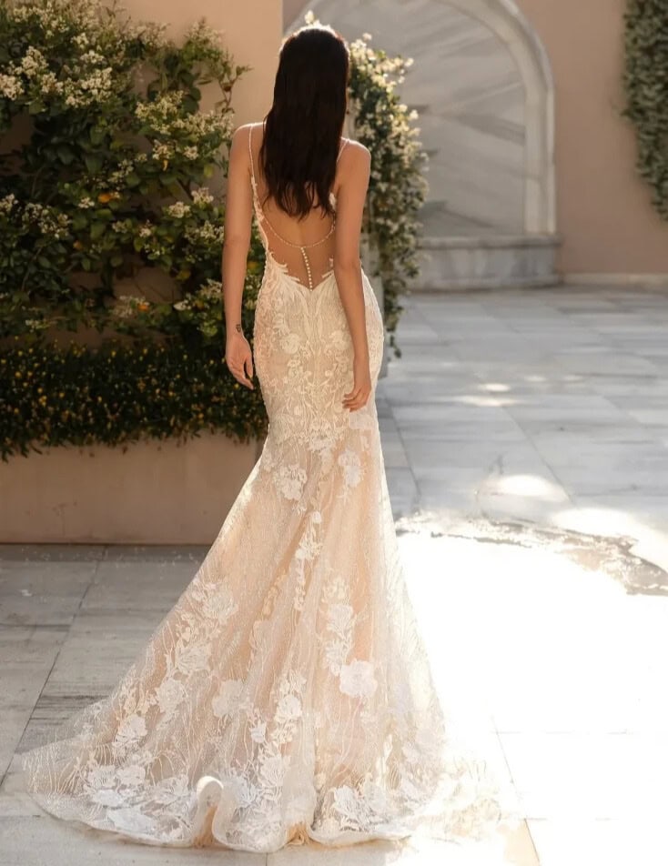 Fidema dos Pollardi robe de mariée sirène dentelle décolleté V profond traîne magasin de robes de mariée Paris