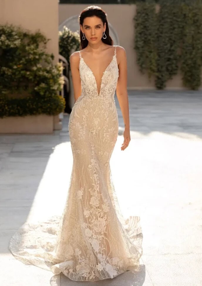 Fidema face Pollardi robe de mariée sirène dentelle décolleté V profond traîne magasin de robes de mariée Paris