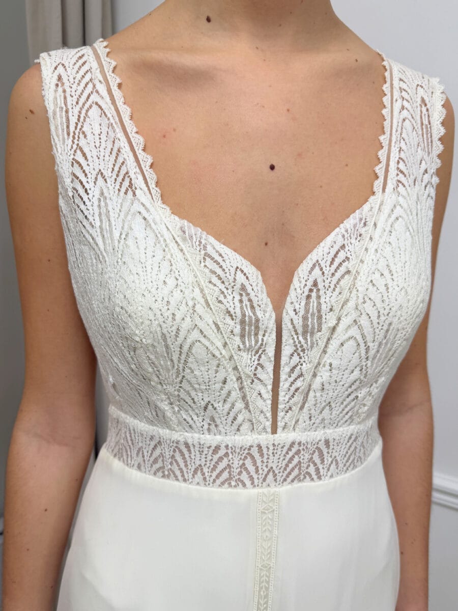 Gazelle zoom face Rembo atelier robe de mariée fluide bohême épurée top guipure jupe mousseline boutique de robes de mariée Paris Gazelle zoom face Rembo atelier robe de mariée fluide bohême épurée top guipure jupe mousseline boutique de robes de mariée Paris