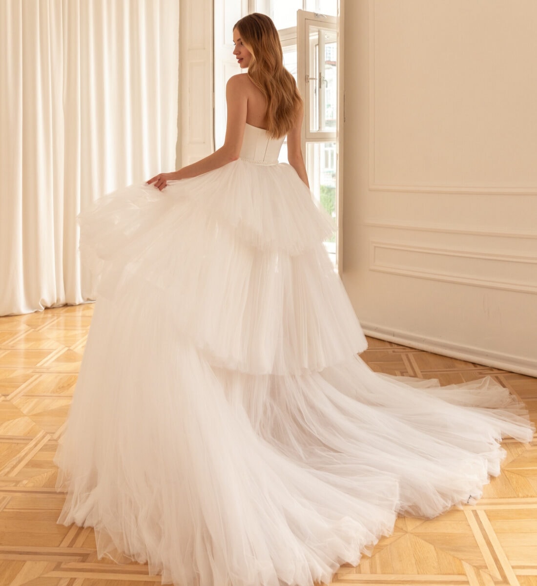 Glam dos Eva Lendel robe de mariée sirène bustier sur jupe tulle éclaté traîne magasin de robes de mariée Paris