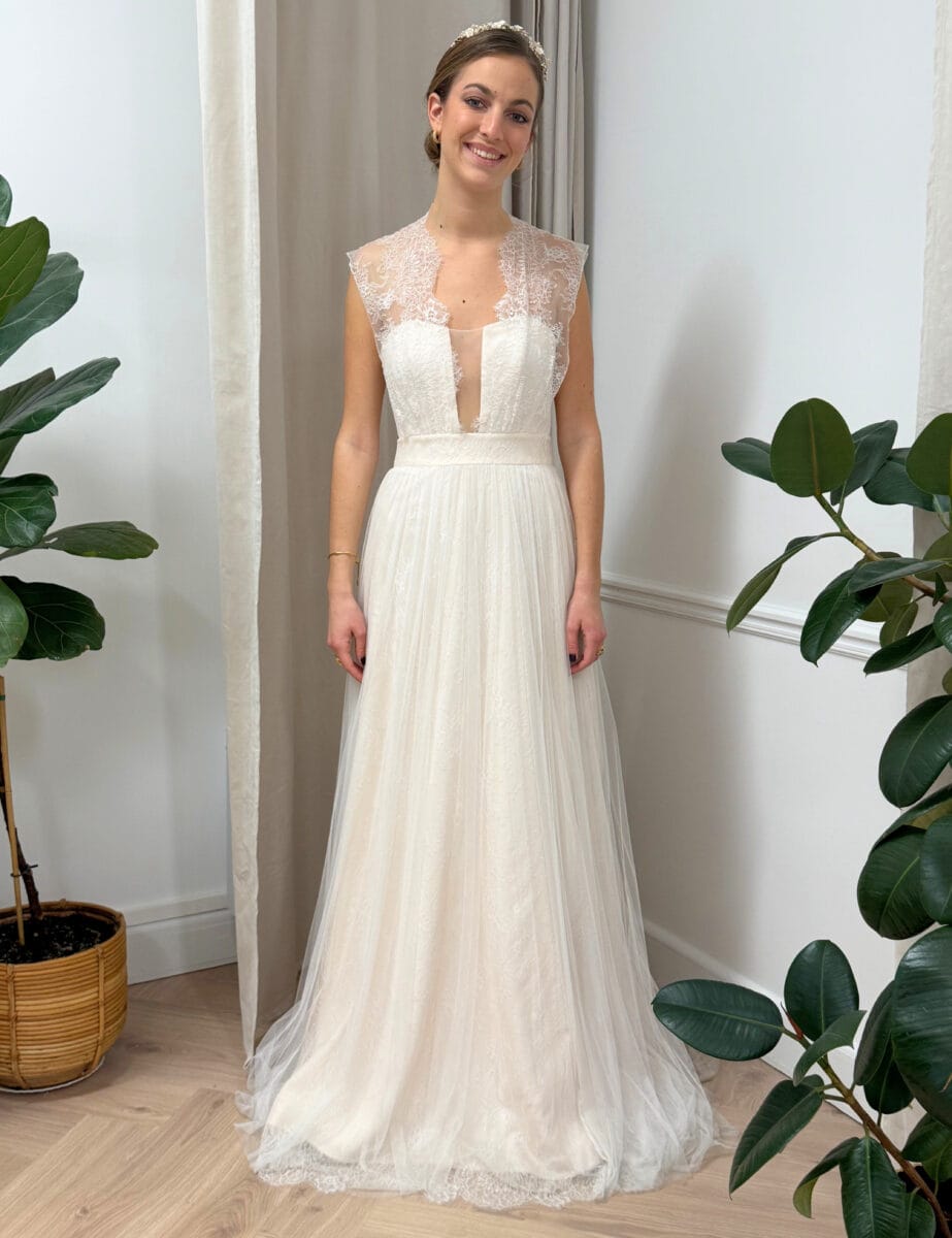 Histoire d'amour face Mademoiselle'O robe de mariée bohême romantique fluide décolleté vague jupe voile de tulle boutique de robes de mariée Paris