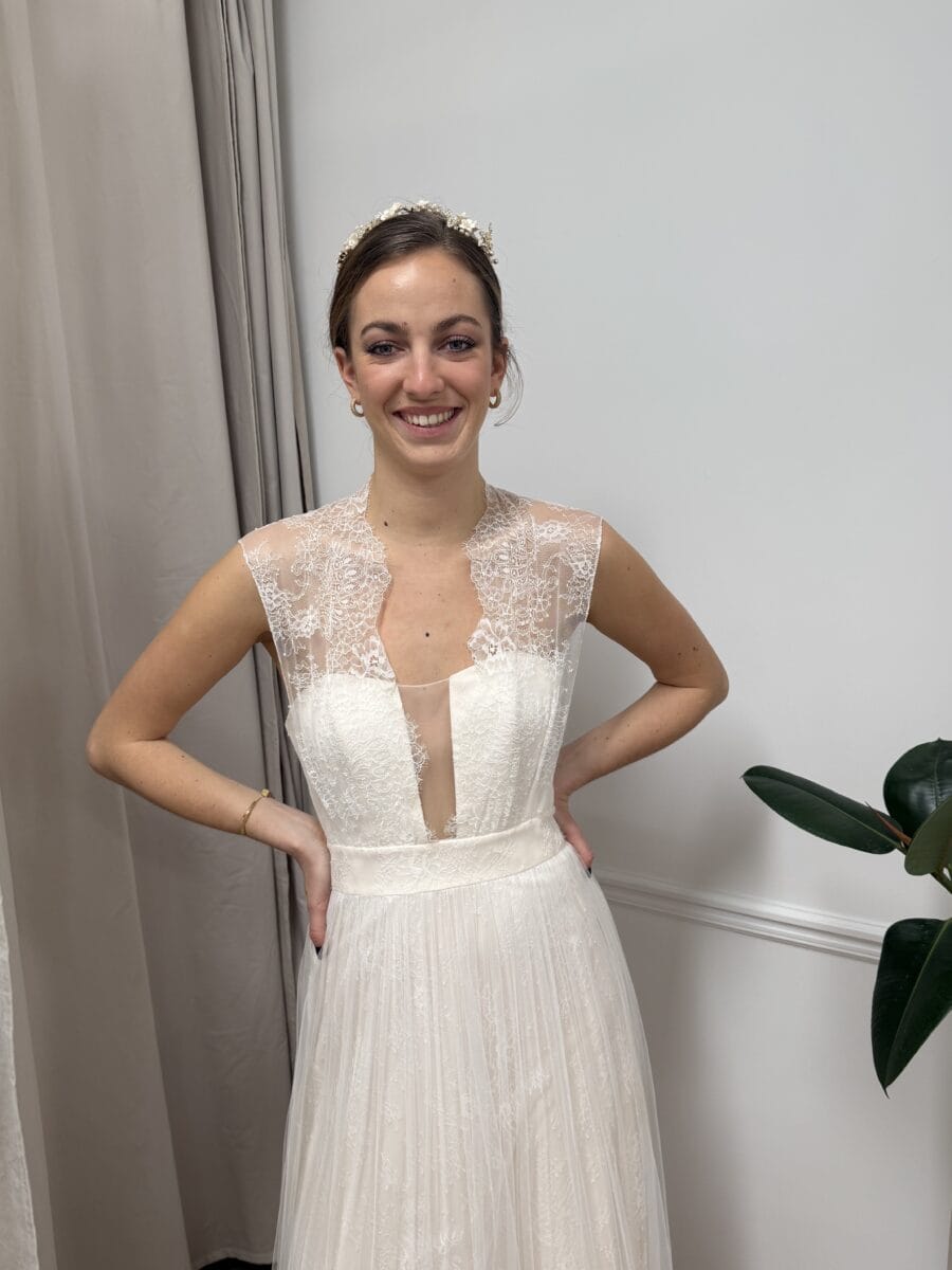 Histoire d'amour zoom face Mademoiselle'O robe de mariée bohême romantique fluide décoleté vague jupe voile de tulle boutique de robes de mariée Paris