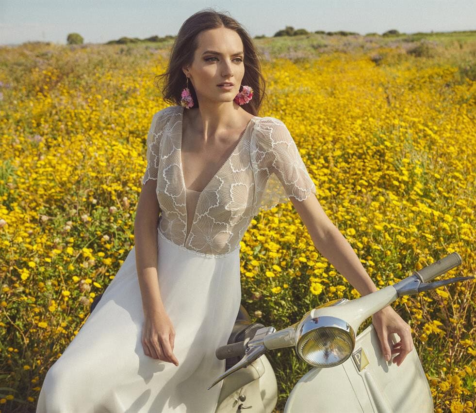 Holly zoom face Rembo atelier robe de mariée fluide top dentelle décolleté V manches courtes fluide jupe mousseline boutique de robes de mariée Paris