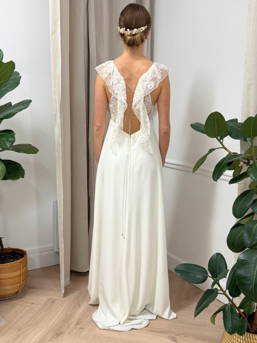 Hollywood dos Rembo Atelier robe de mariée fluide décolleté V manches volants taille haute jupe mousseline robe fluide bohême magasin de robes de mariée Paris