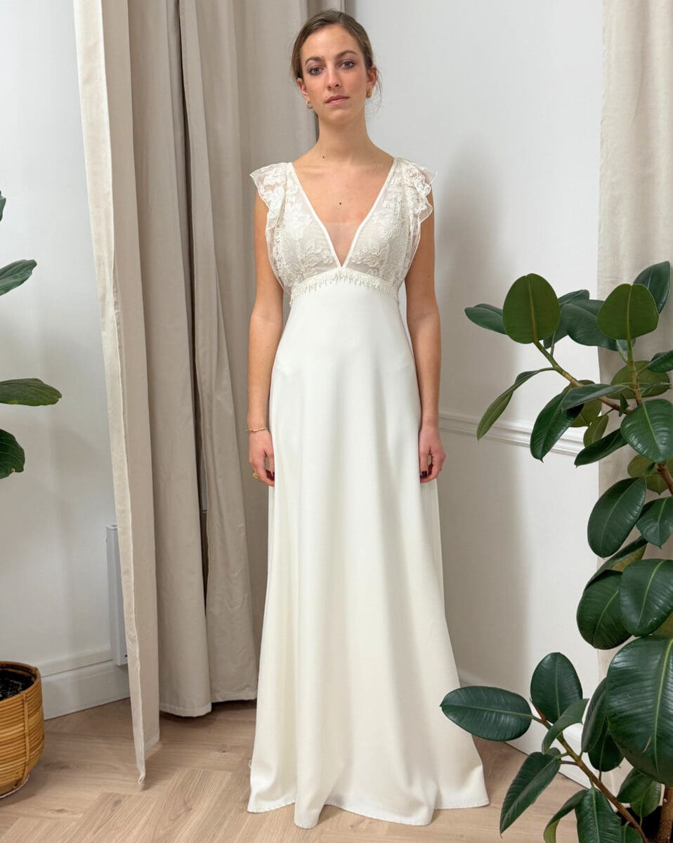 Hollywood face Rembo Atelier robe de mariée fluide décolleté V manches volants taille haute jupe mousseline robe fluide bohême magasin de robes de mariée Paris