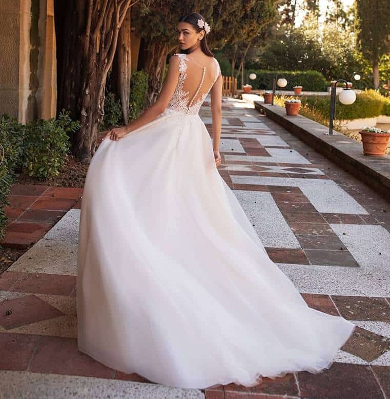 Io dos Pronovias robe de mariée princesse top décolleté V dentelle perlée jupe tulle princesse traîne magasin de robes de mariée Paris