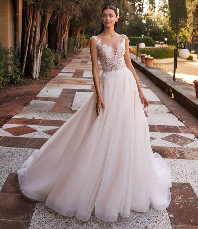 Io face Pronovias robe de mariée princesse top décolleté V dentelle perlée jupe tulle princesse traîne magasin de robes de mariée Paris