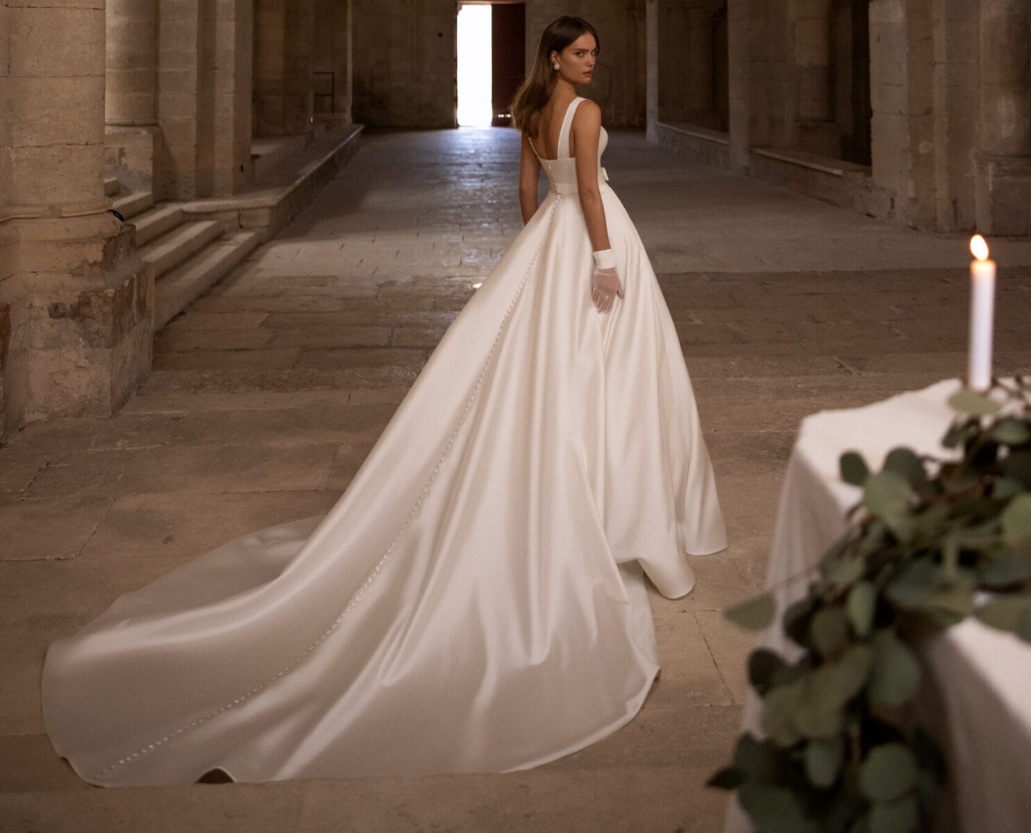 Isadora dos Eva Lendel robe de mariée princesse mikado bretelle boutons dos traîne boutique de robes de mariée Paris