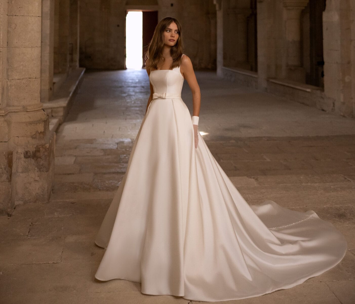 Isadora face Eva Lendel robe de mariée princesse satin mikado décolleté carré bretelles traîne ceinture taille boutique de robes de mariée Paris