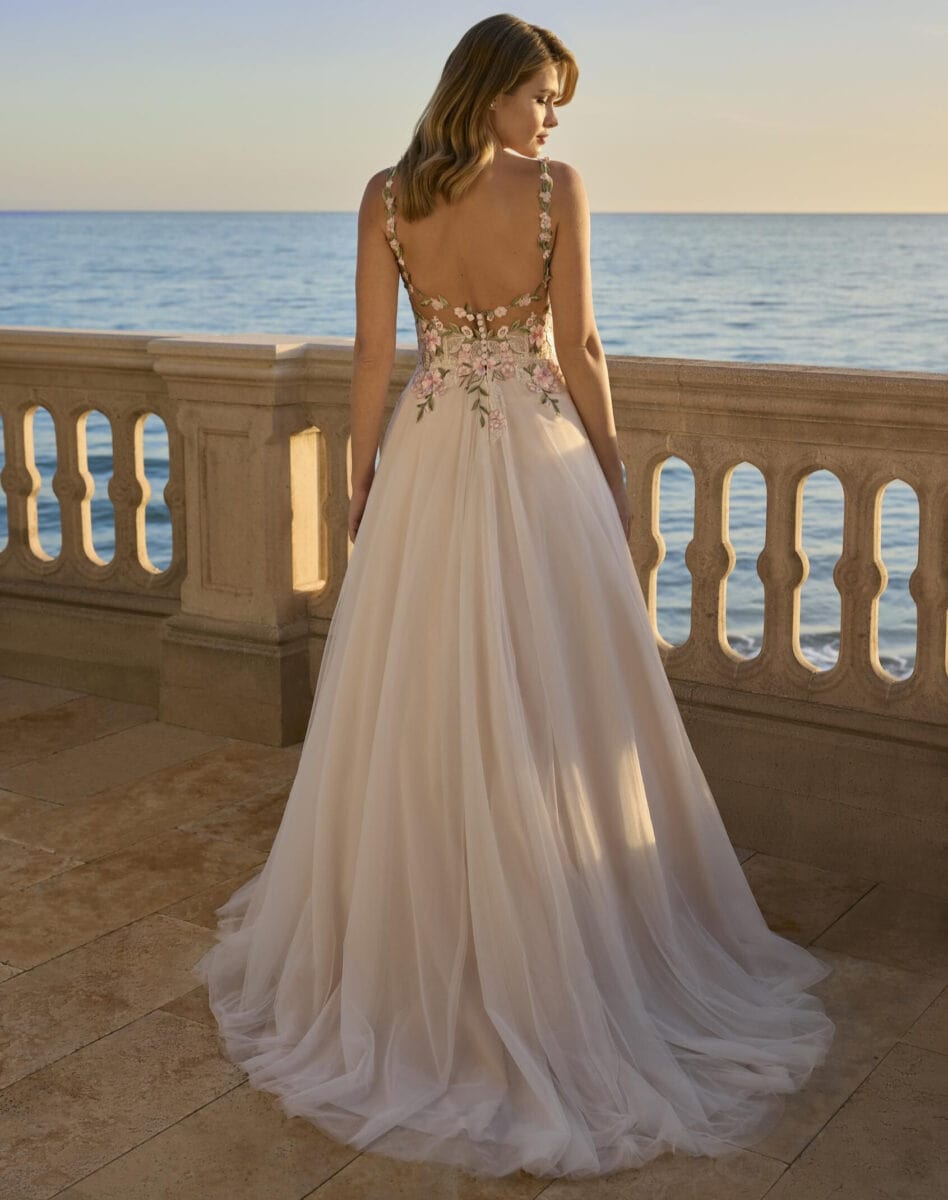 Jasmay dos Ladybird Pronovias robe de mariée princesse tulle dentelle décolleté coeur bretelles fines florales traîne magasin de robes de mariée Annecy
