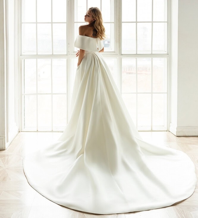 Jess dos Eva Lendel robe de mariée sirène fluide mikado satin décolleté cache coeur manchettes larges traîne magasin de robes de mariée Paris