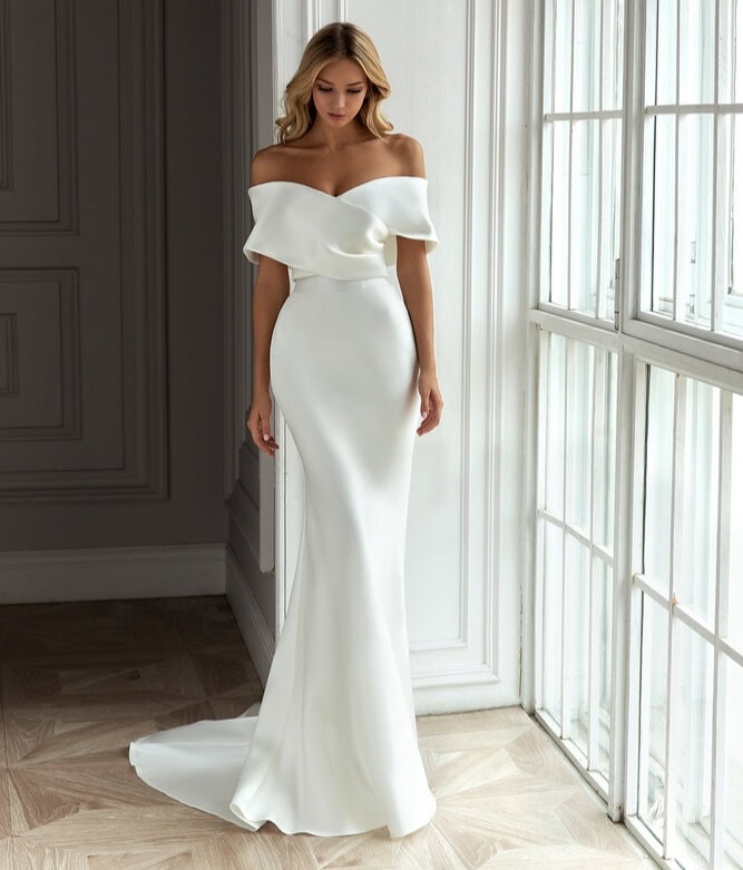 Jess face Eva Lendel robe de mariée sirène fluide mikado satin décolleté cache coeur manchettes larges traîne magasin de robes de mariée Paris