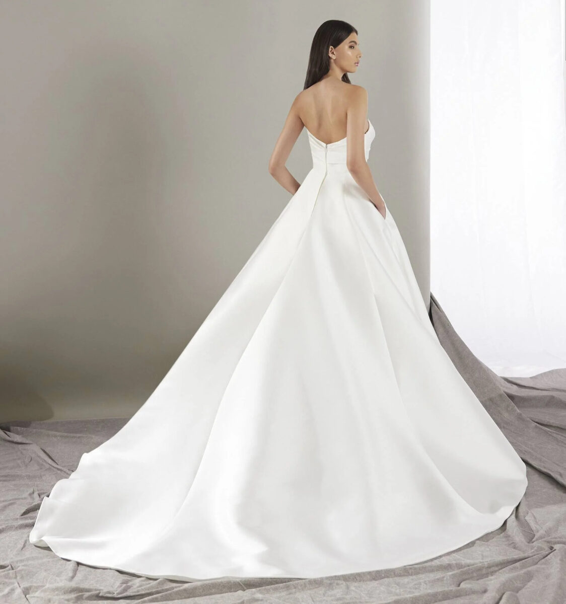 Keoni dos Pronovias robe de mariée princesse mikado bustier drapé jupe volumineuse traîne magasin de robes de mariée Paris