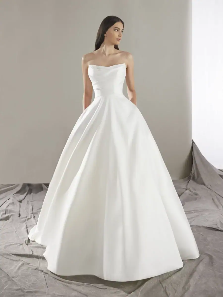 Keoni face Pronovias robe de mariée princesse mikado bustier drapé jupe volumineuse traîne magasin de robes de mariée Paris