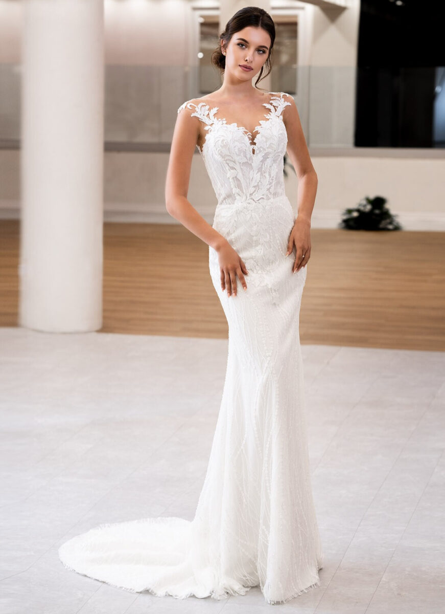 Lena face MS Moda robe de mariée sirène dentelle perlée décolleté V bretelles traîne boutique de robes de mariée Annecy