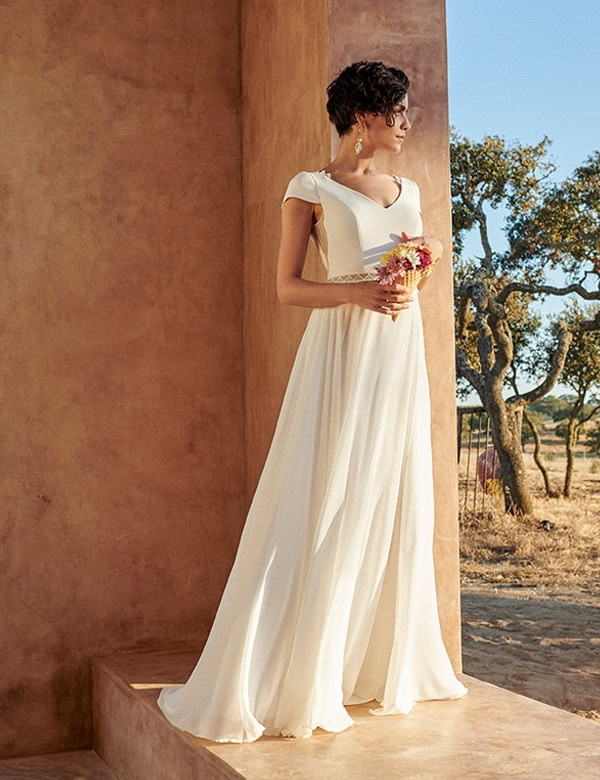 Let it Shine face Marylise robe de mariée fluide A-line top décolleté V en crêpe manchettes jupe mousseline ceinture dentelle boutique de robes de mariée Paris