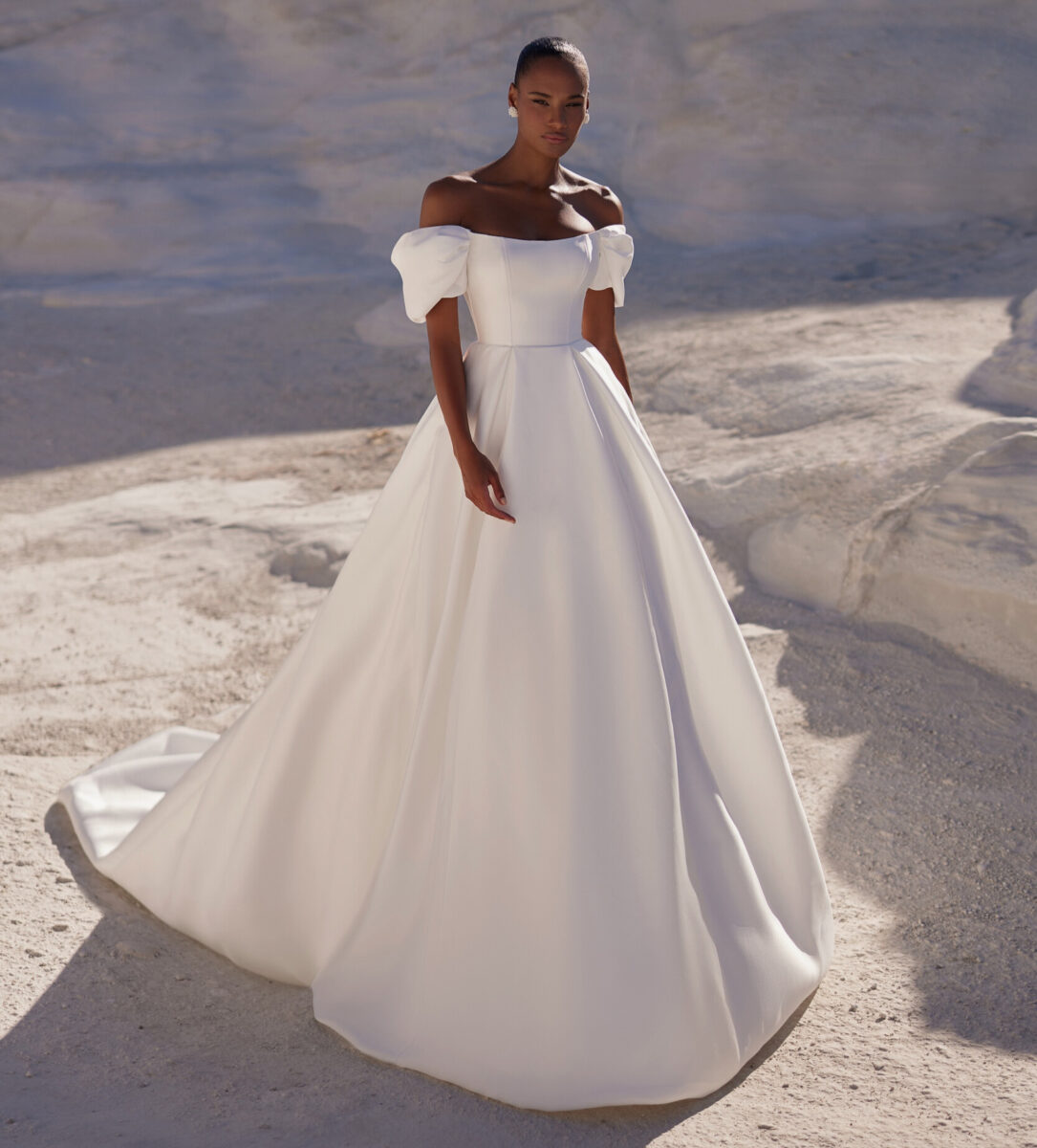 Lovisa face Eva Lendel robes de mariée princesse mikado jupe à plis bustier droit manchettes traîne boutique de robes de mariée Paris