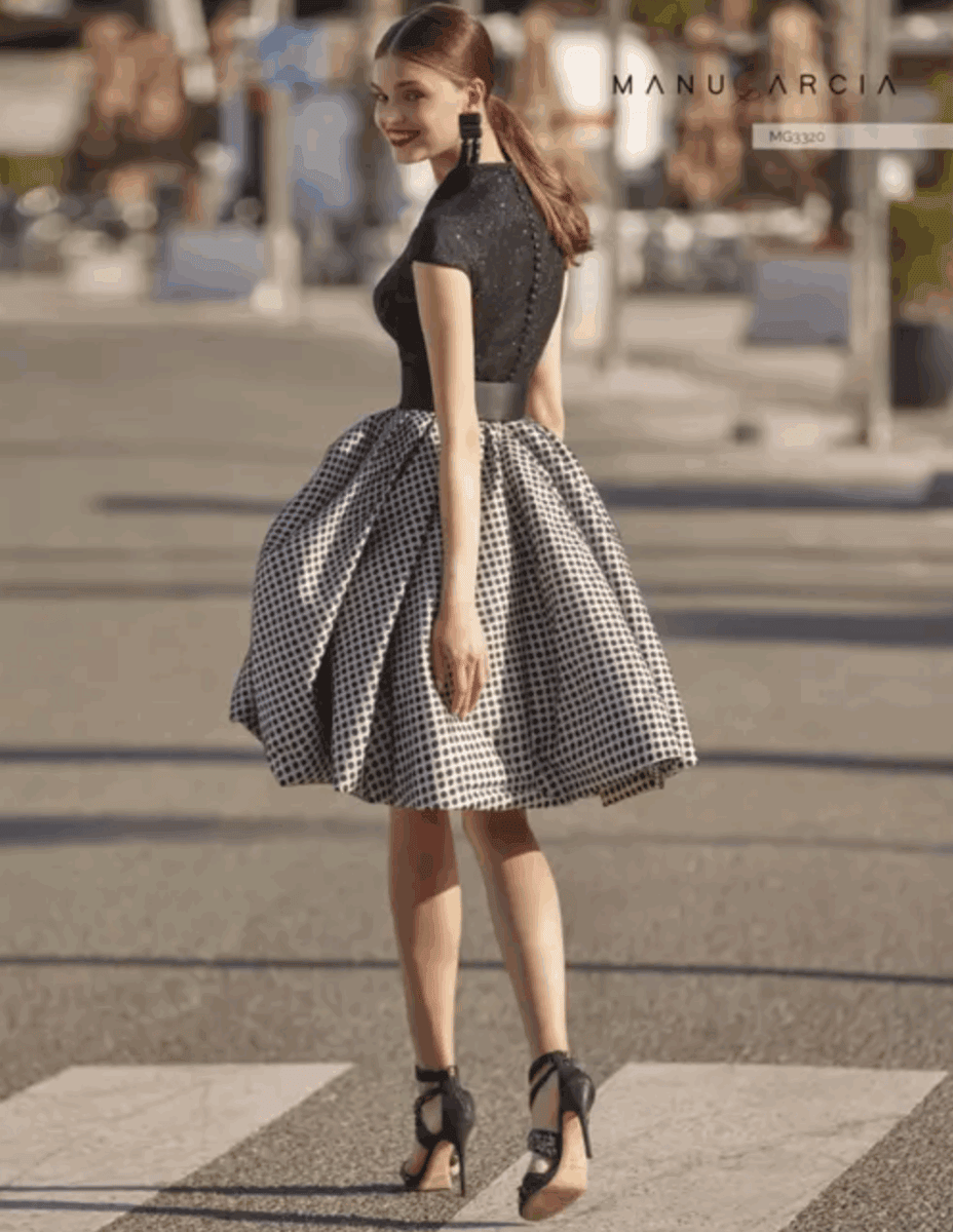 MG3320 dos Manu Garcia robe courte de soirée et cocktail top noir décolleté V manchettes jupe boule à pois boutique de robe de soirée Paris