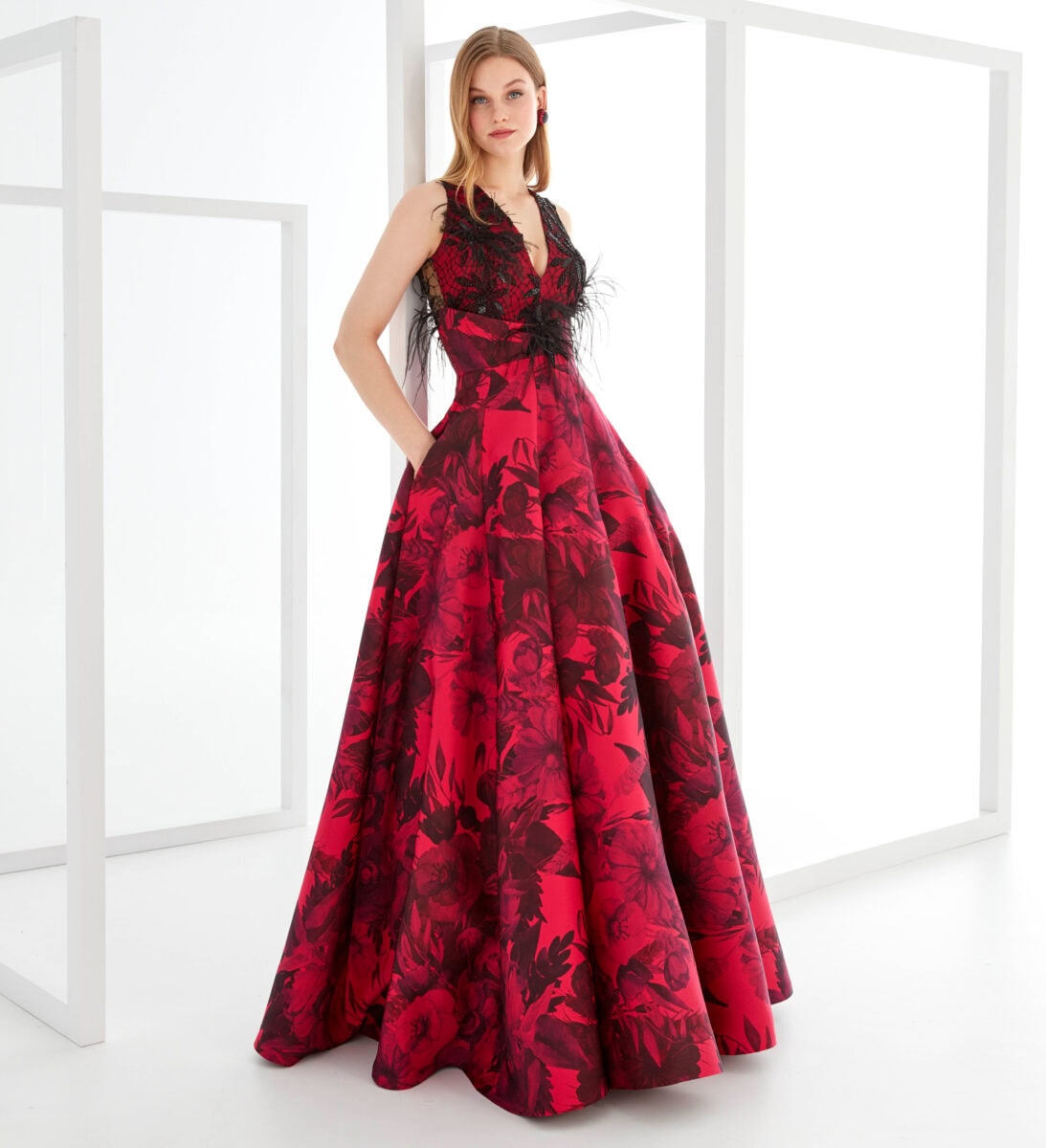 MG3726 face Manu Garcia robe de soirée longue brocard à motifs décolleté V ceinture magasin de robe de soirée Paris