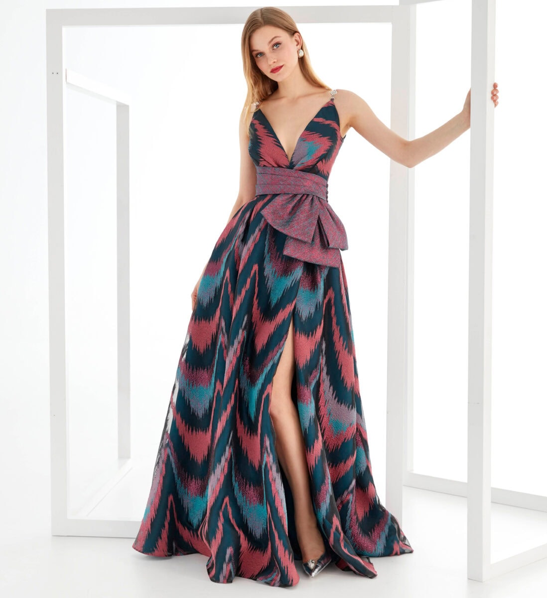 MG3732 face Manu Garcia robe de soirée longue à motifs décolleté V ceinture jupe fendue boutique de robes de soirée Paris