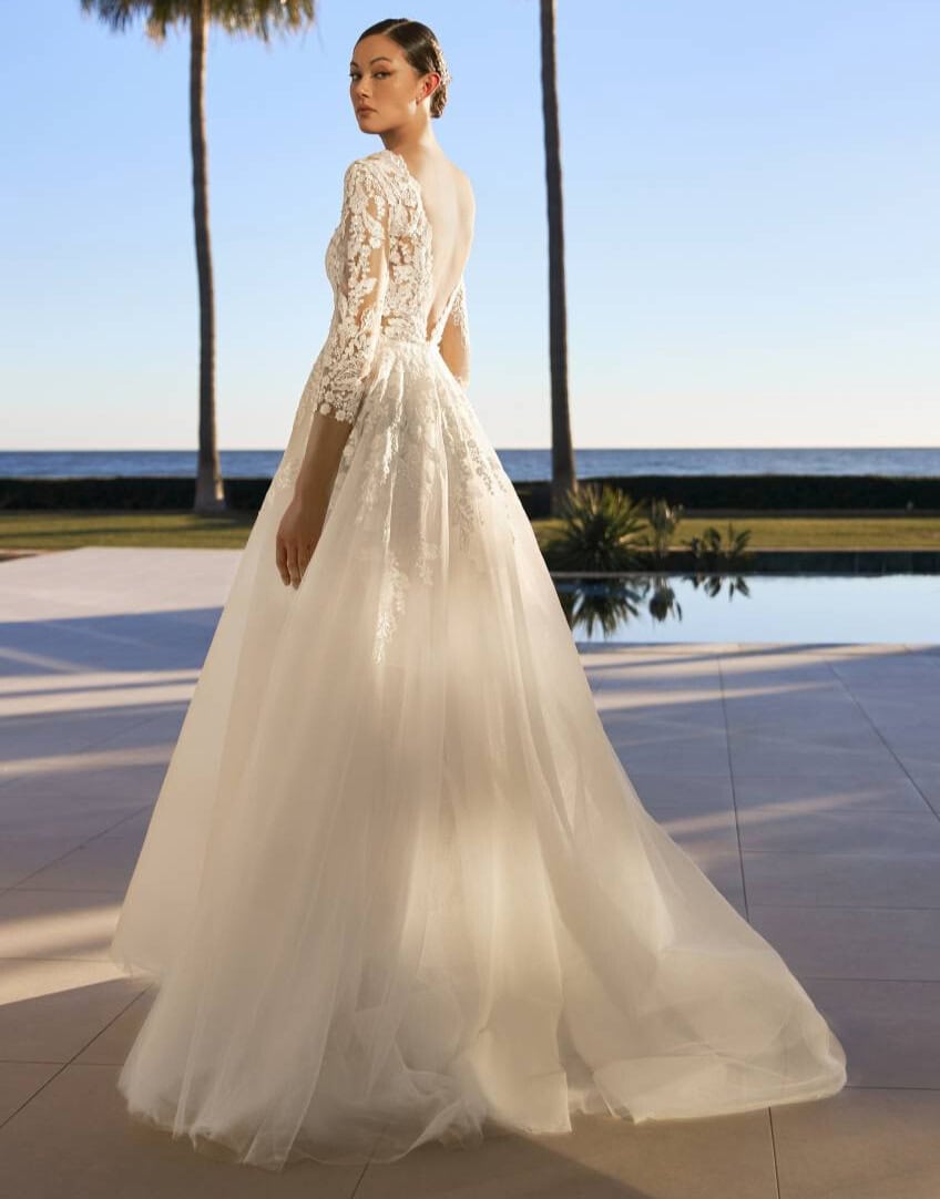 Mariama dos Pronovias robe de mariée princesse top dentelle décolleté V manches 3:4 dentelle jupe tulle applications de dentelle traîne magasin de robes de mariée Paris