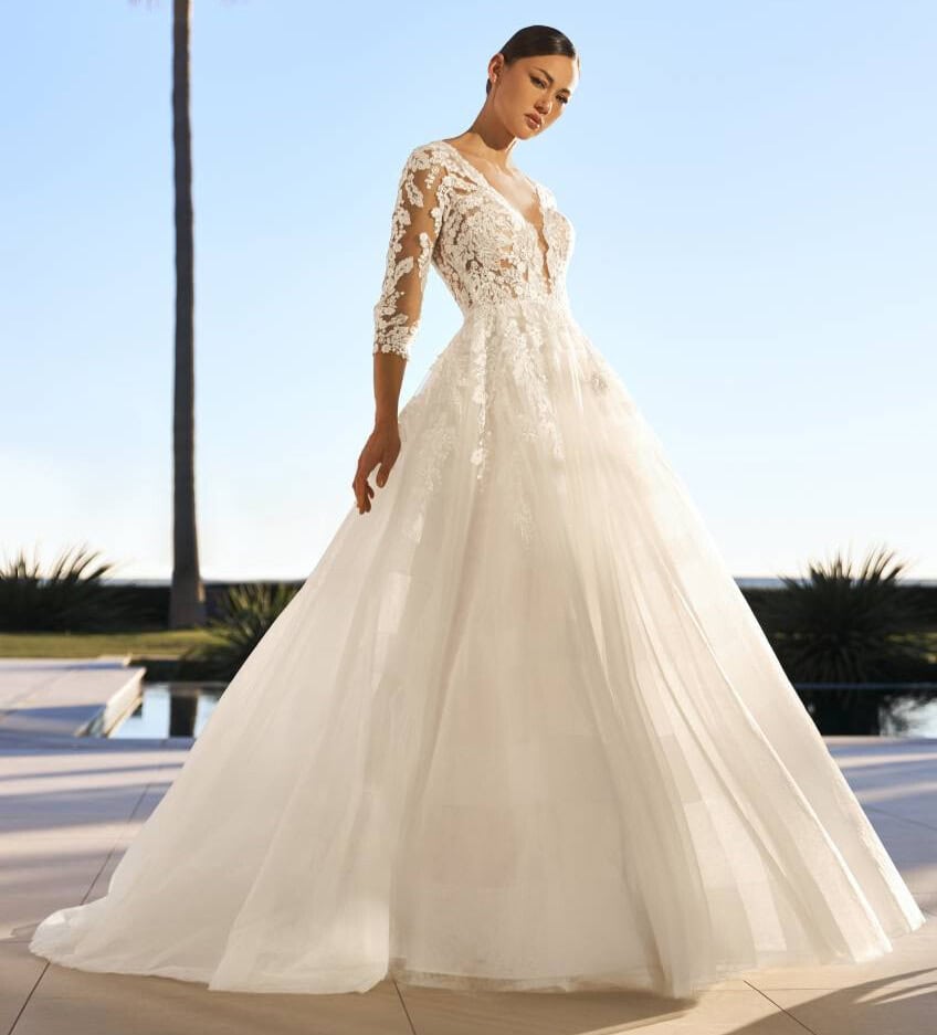 Mariama face Pronovias robe de mariée princesse top dentelle décolleté V manches 3:4 dentelle jupe tulle applications de dentelle traîne magasin de robes de mariée Paris