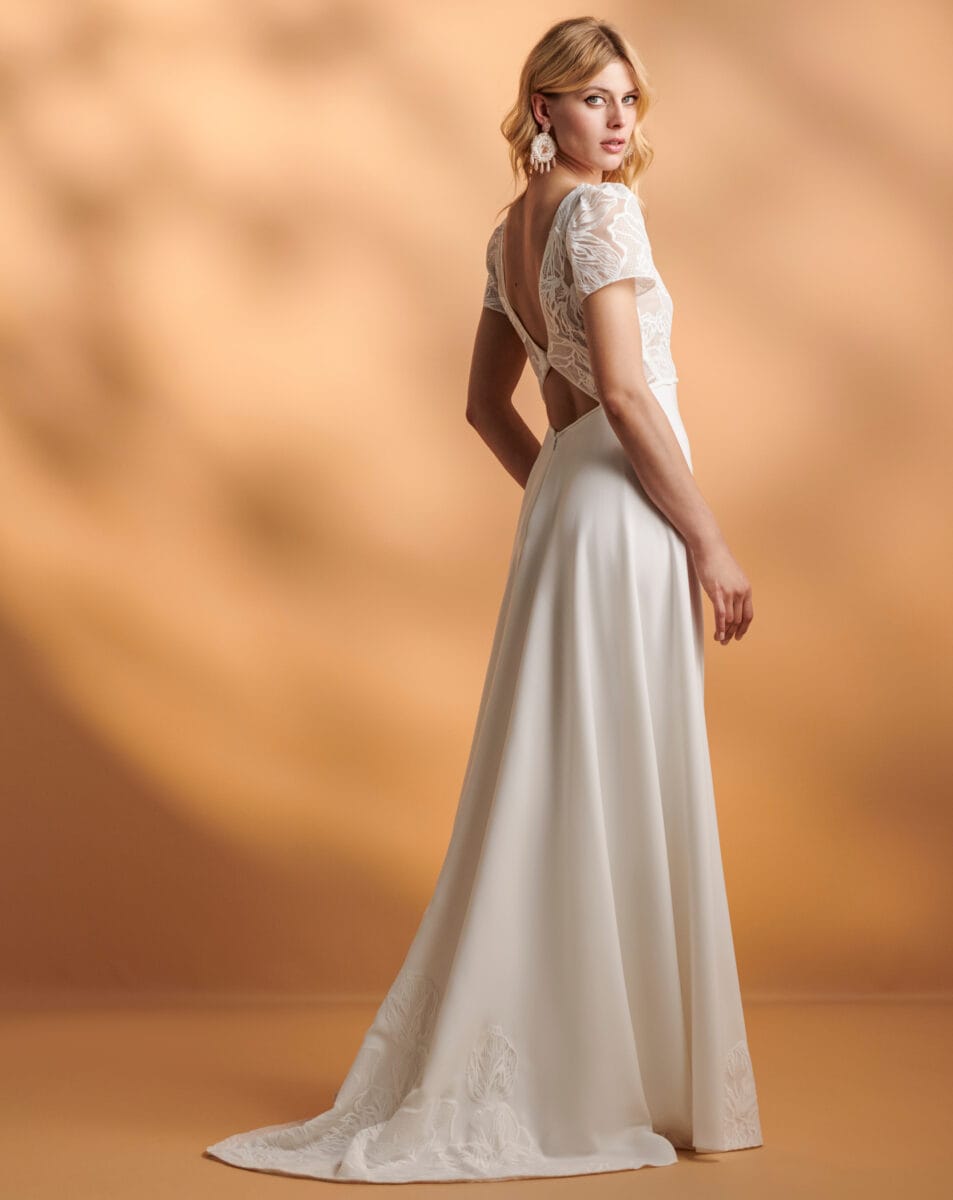 Nancy dos Rembo robe de mariée bohême fluide crêpe mousseline jupe dentelle fendue top decolleté V manches courtes dentelle magasin de robes de mariée Paris