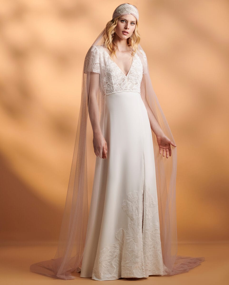 Nancy face Rembo robe de mariée bohême fluide crêpe mousseline jupe dentelle fendue top decolleté V manches courtes dentelle magasin de robes de mariée Paris