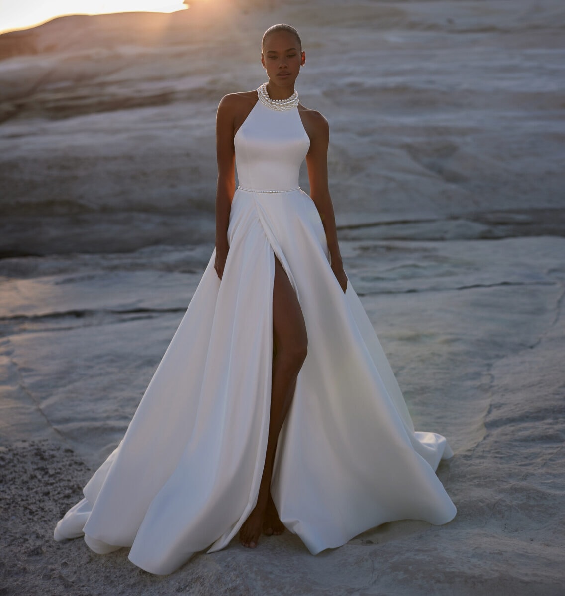 Oneiro face Eva Lendel robe de mariée A-line trapeze encolure americaine jupe fendue traîne boutique de robes de mariée Paris