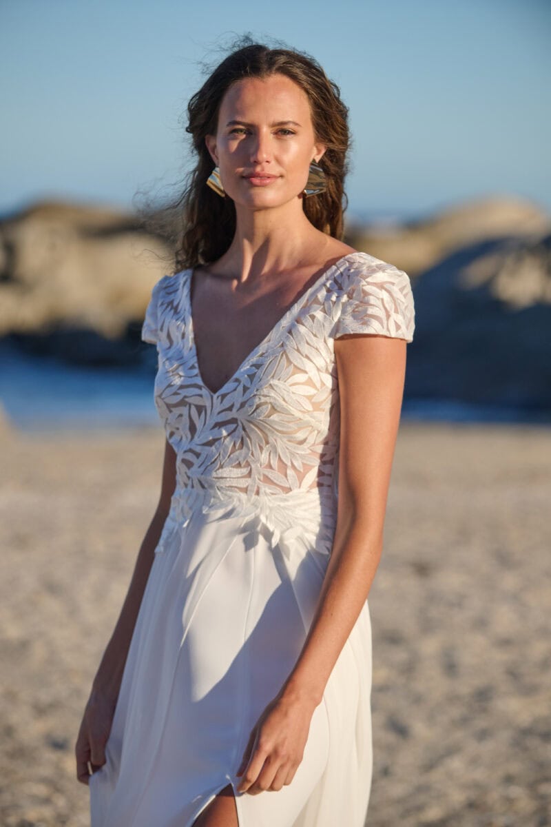 Paloma face Rembo Atelier robe de mariée fluide top dentelle décolleté V manches courtes dentelle jupe fluide mousseline fendue boutique de robes de mariée Paris