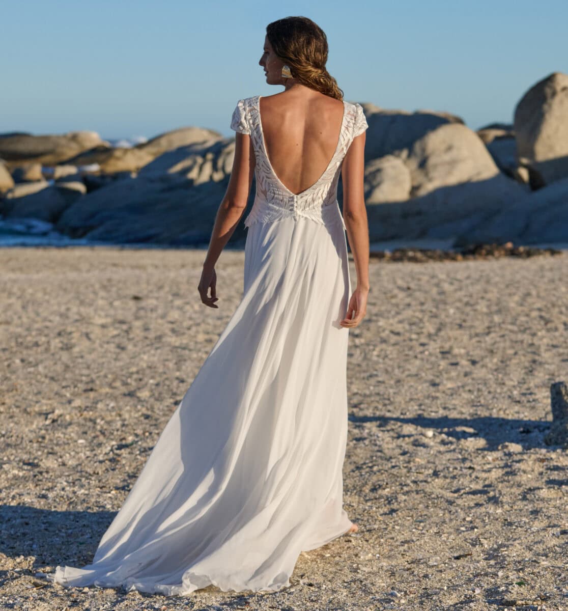 Paloma face Rembo Atelier robe de mariée fluide top dentelle décolleté V manches courtes dentelle jupe fluide mousseline fendue dos nu en V boutique de robes de mariée Paris