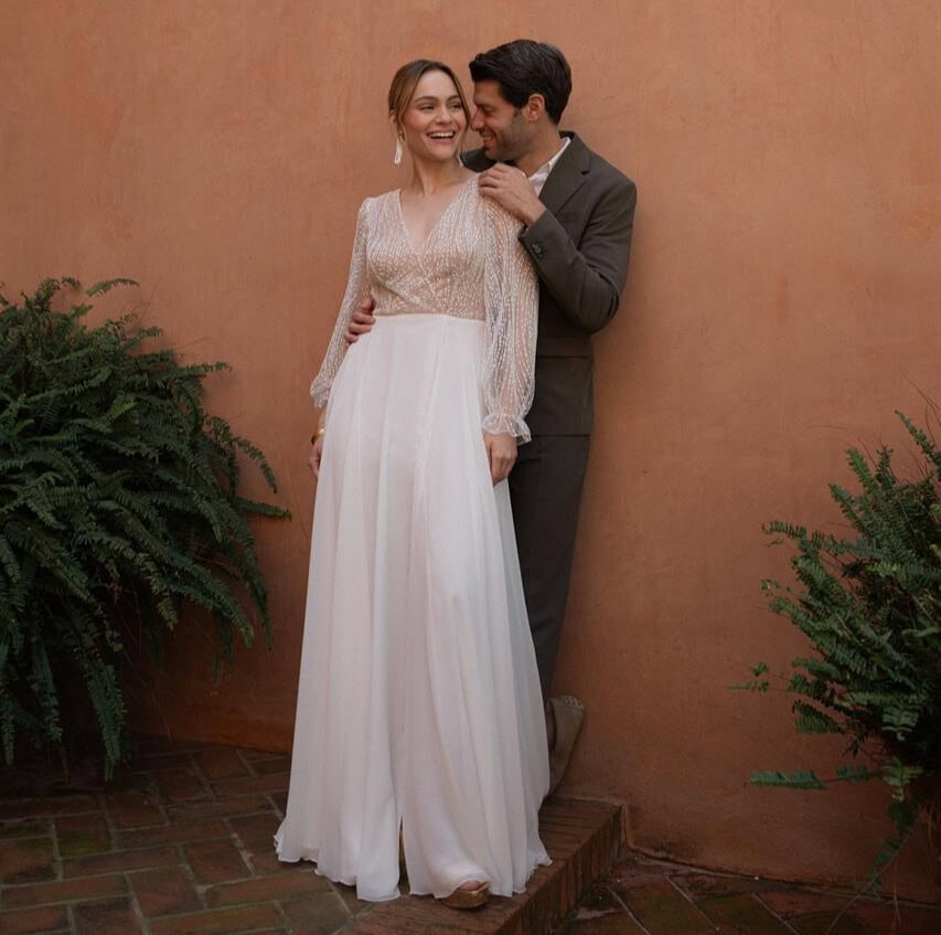 Petunia face Rembo atelier robe de mariée fluide top dentelle décolleté cache coeur manches longues bouffantes dentelle jupe mousseline fluide magasin de robes de mariée Paris