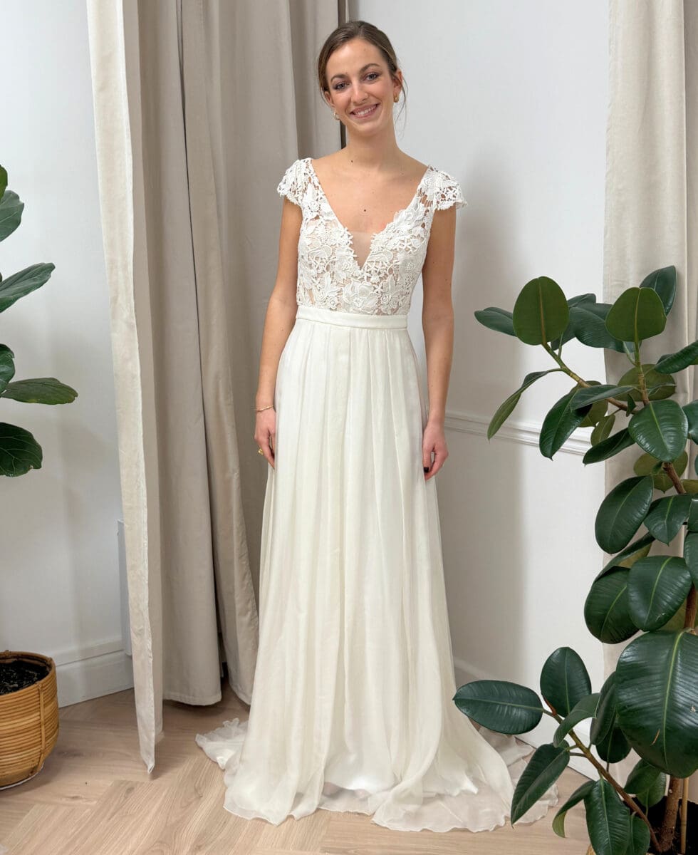 Pivoine face robe de mariée fluide top guipure décolleté V manchettes ceinture taille dos papillon magasin de robes de mariée Paris