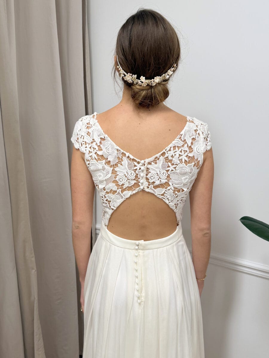 Pivoine zoom dos robe de mariée fluide top guipure décolleté V manchettes ceinture taille dos papillon magasin de robes de mariée Paris