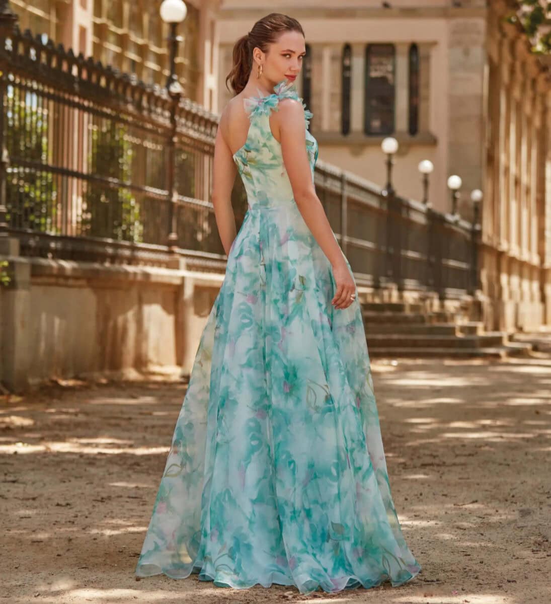 RO683i dos Créatif Paris robe de soirée fluide à motif décolleté asymétrique boutique de robes de soirée Paris