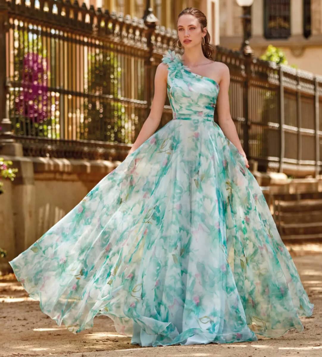 RO683i face Créatif Paris robe de soirée fluide à motif décolleté asymétrique boutique de robes de soirée Paris