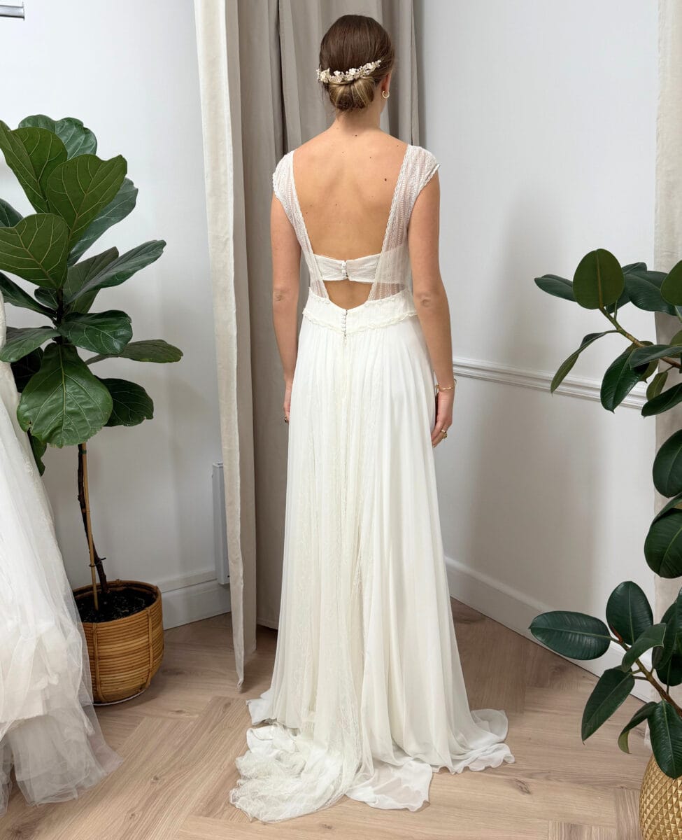 Robe de mariée Favorite dos Rembo atelier robe de mariée fluide mousseline dentelle manchettes dentelle style bohême boutique de robes de mariée Paris